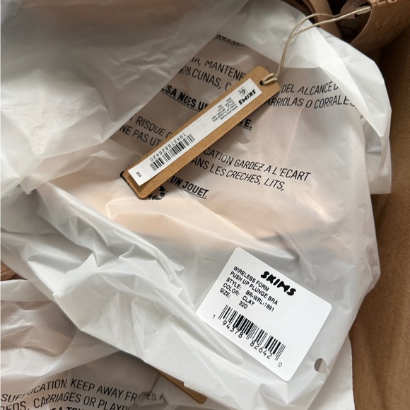 SKIMS Bundle - 32C/32D Set - Picture 3 of 4